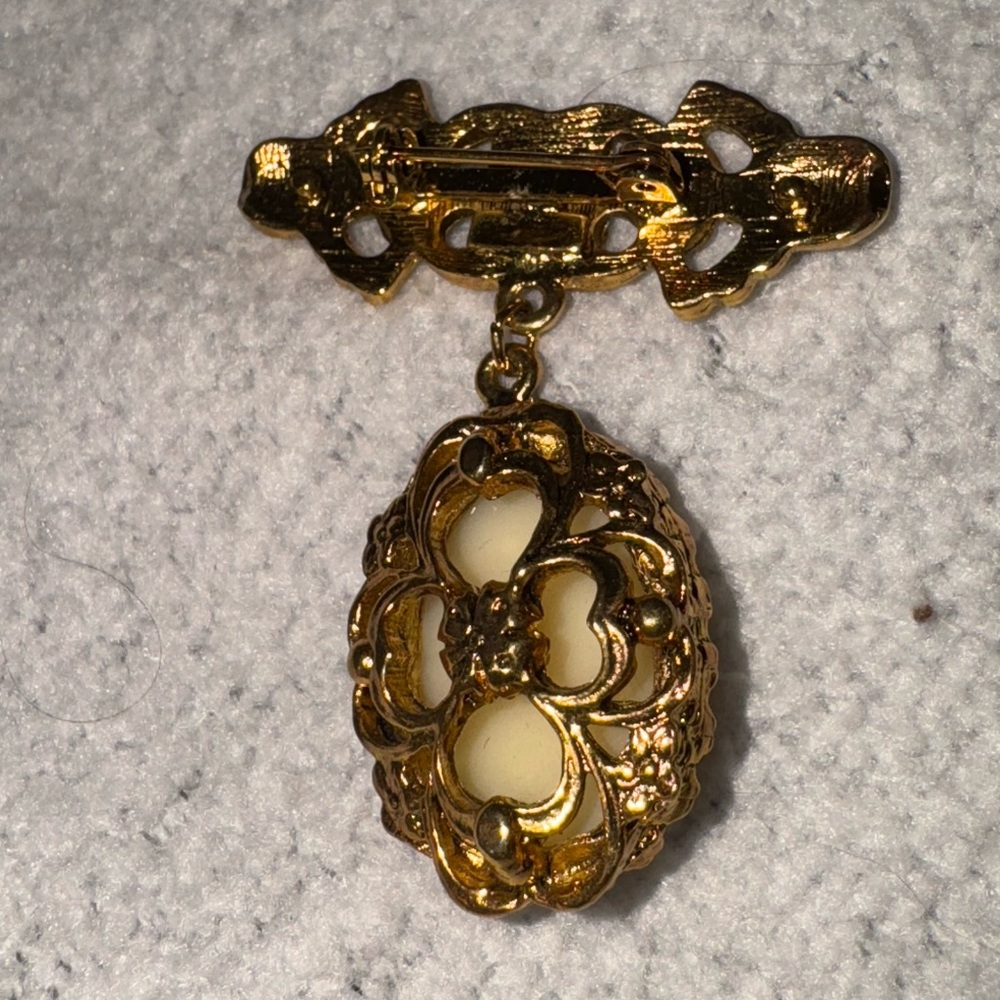 Baroque Pearl Dangle Brooch - Picture 6 of 7